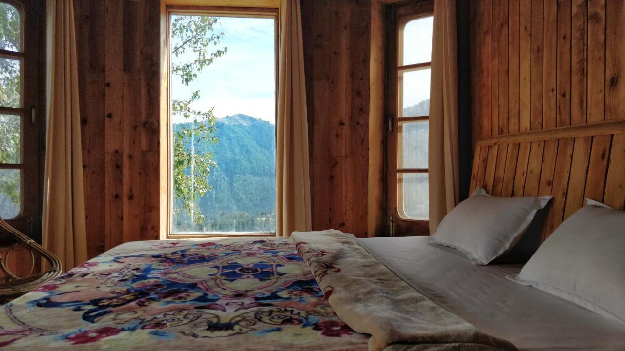 Loghouse At Khajjiar Lake Zewnętrze zdjęcie