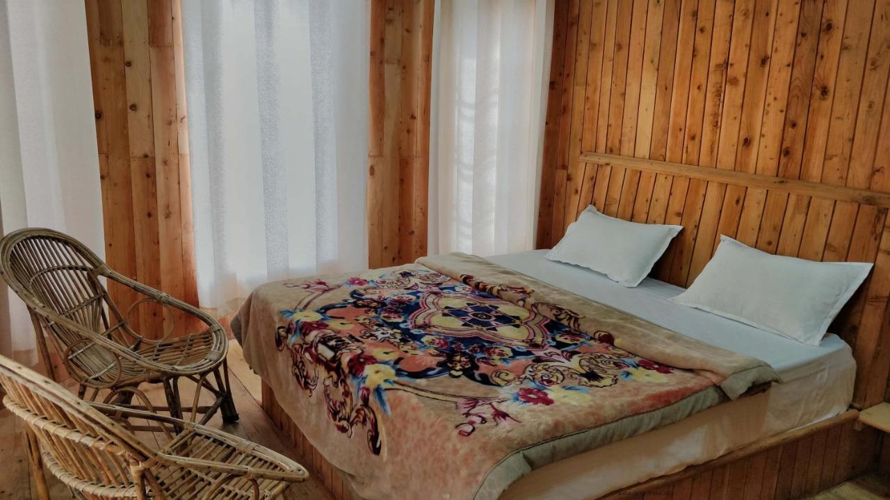 Loghouse At Khajjiar Lake Zewnętrze zdjęcie