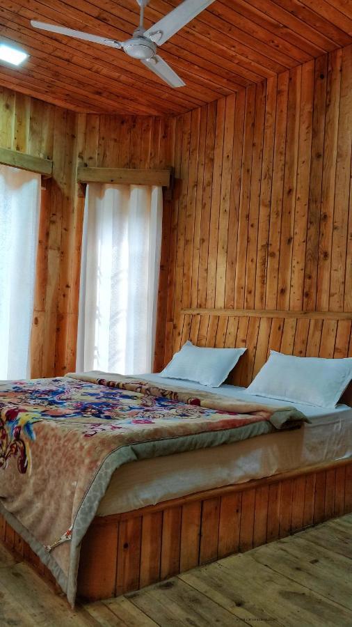 Loghouse At Khajjiar Lake Zewnętrze zdjęcie
