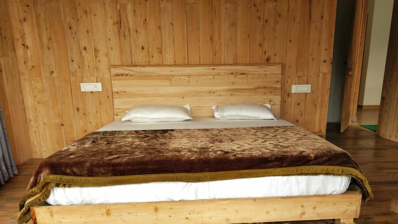 Loghouse At Khajjiar Lake Zewnętrze zdjęcie